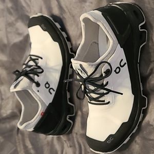On cloud Venture women's 6 EUC worn once black/ white
